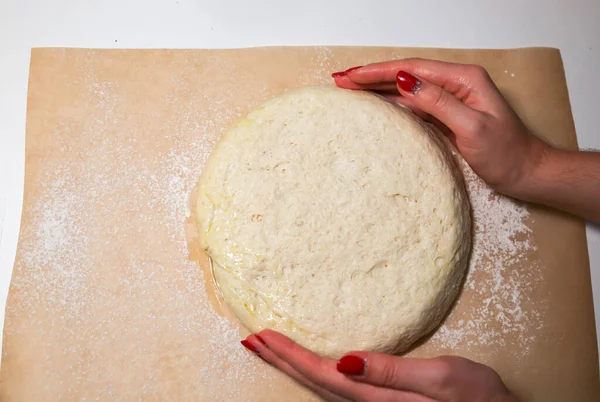 Ciasto Drożdżowe Stole Koncepcja Pieczenia Pomysły Gotowania Ręce Kobiety Robią — Zdjęcie stockowe