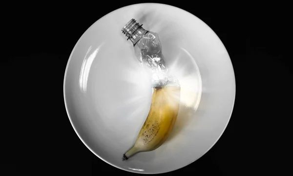 Műanyag Palack Banán Tányéron Fényes Folt Emberek Szennyezett Ételt Esznek — Stock Fotó
