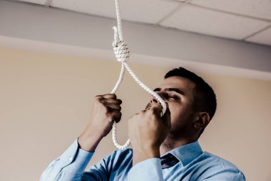 Ellerinde ilmeği olan bir ofis çalışanı. İntihar konsepti. İş stresi yüzünden asılmış. Bitkinlik bunalımı. Korkunç bir hayat durumu. İnsan hayatını seçer..