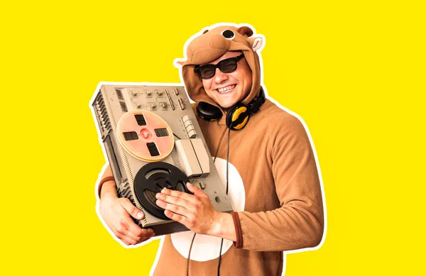 Homme Costume Cosplay Une Vache Avec Magnétophone Bobine Isolé Sur — Photo