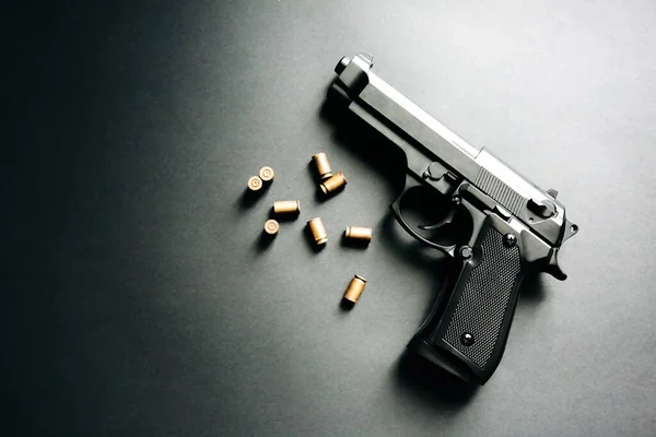 弾丸がテーブルの上に横たわっている銃 武器の合法化 犯罪問題 — ストック写真