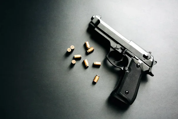 Pistola Con Balas Sobre Mesa Legalización Armas Problemas Penales — Foto de Stock