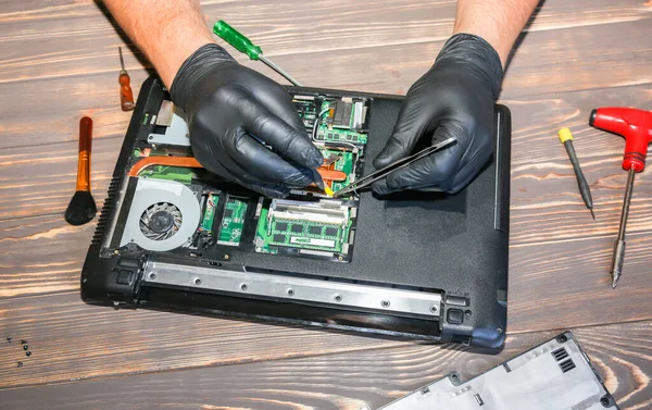 Man Black Gloves Repairing Laptop Service Center Worker Fixing Problem — Stock Photo, Image