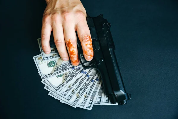 Человек Рукой Крови Держит Пистолет Незаработанные Деньги Столе Украденные Доллары — стоковое фото