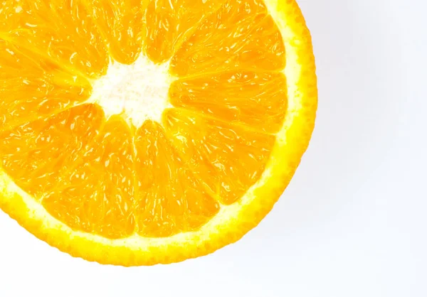 白とオレンジの背景にあるオレンジフルーツの写真を閉じます 柑橘類の半分にカット マクロビュー ミニマリズム オリジナルで創造的なイメージ 美しい自然壁紙 — ストック写真