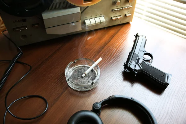 Rullbandspelare För Avlyssning Kgb Spionerar Samtal Svart Pistol Närheten Askfat — Stockfoto