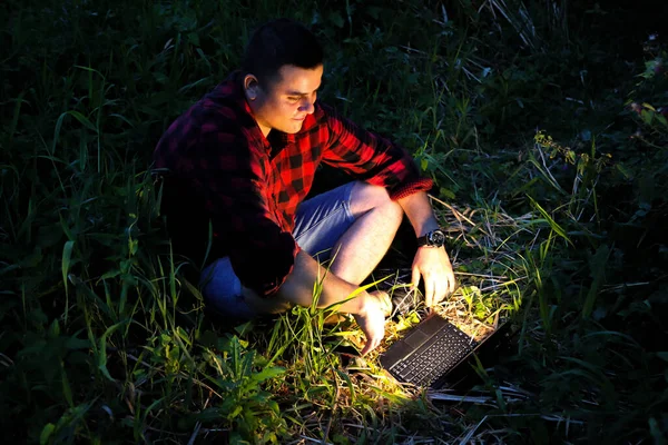 Type Avec Ordinateur Portable Est Assis Dans Herbe Travailleur Indépendant — Photo