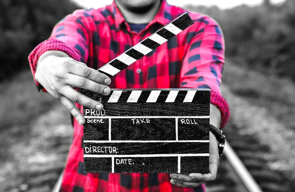 Tizio Tiene Mano Clapperboard Nera Uomo Sta Dirigendo Filmando Qualche — Foto Stock