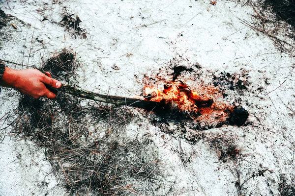 Mens Houdt Een Fakkel Met Vuur Vast Bergkloof Witte Heuvels — Stockfoto