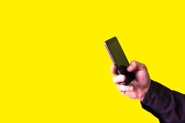 Hombre Sostiene Teléfono Inteligente Manos Aisladas Sobre Fondo Amarillo Adicta — Foto de Stock