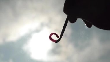 Adam cama kalp çizer. Aşk ve romantik konsept. Hayattaki problemler umurumda değil. Kalbinde sıcaklık var. Sevgililer Günü.