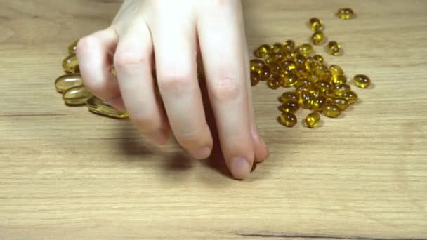 Жінка Приймає Капсули Omega Vitamin Здорова Дієта Рибні Олії Веганів — стокове відео