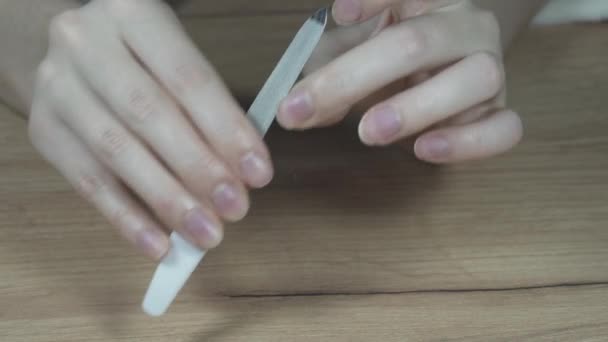 Domu Robi Sobie Manicure Obcina Paznokcie Zbliżenie Proces Cięcia Paznokci — Wideo stockowe