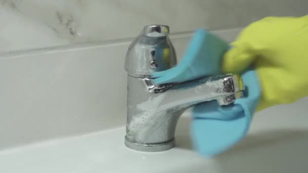 Een Vrouw Die Thuis Tapkraan Schoonmaakt Hotelpersoneel Schoon Wasbak Met — Stockvideo