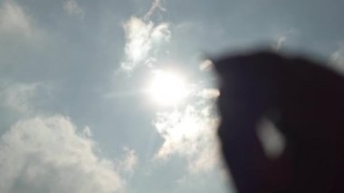 Bulanık video. Adam cama kalp çizer. Aşk ve romantik konsept. Hayattaki problemler umurumda değil. Kalbinde sıcaklık var. Sevgililer Günü.