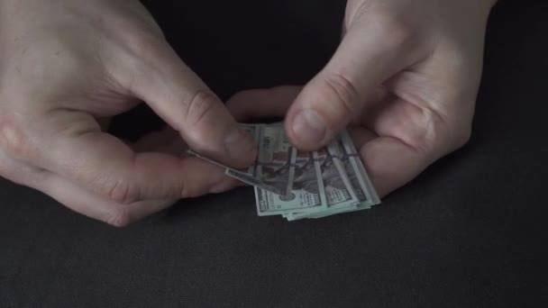 手里拿着小钱的人世界上的经济危机 货币贬值和通货膨胀 Coronavirus危机 — 图库视频影像
