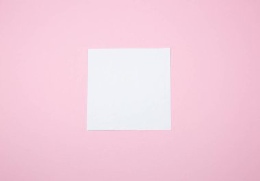 Liste Yapılacaklar Listesi etiketi boş. Pembe arka plandaki not kağıdını kapat. Uzayı kopyala Minimalizm, orijinal ve yaratıcı fotoğraf.