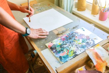 Boya paleti. Ressamın gerçek çalışma stüdyosu. İnsan resim yaratıyor. Sanatçı konsepti. Yaratıcı atmosfer.