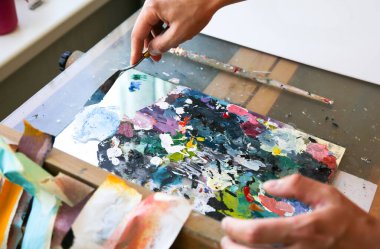 Boya paleti. Ressamın gerçek çalışma stüdyosu. İnsan resim yaratıyor. Sanatçı konsepti. Yaratıcı atmosfer.