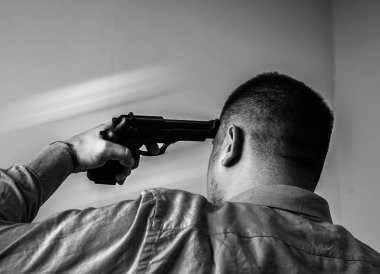 Ofis çalışanı elinde silah tutuyor. İş stresi yüzünden intihar. Depresyon ya da tükenme. Korkunç bir hayat durumu. Masadaki dizüstü bilgisayarın yanında biri var..