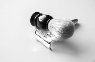 Tıraş fırçası, jilet ve bıçak masanın üstünde. Tarz sahibi adamlar. Hediye fikri. Berber dükkanları..