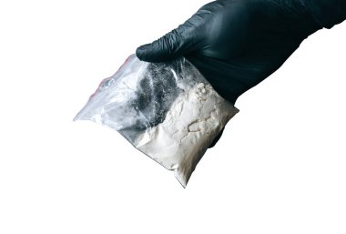 Siyah eldivenli bir adam beyaz arka planda uyuşturucu tutuyor. Yasadışı satış. Suç sorunları.