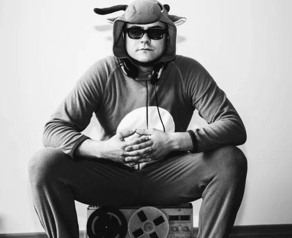 Άνδρας Κοστούμι Cosplay Αγελάδας Μαγνητόφωνο Τύπος Τις Πιτζάμες Αστεία Φωτογραφία — Φωτογραφία Αρχείου