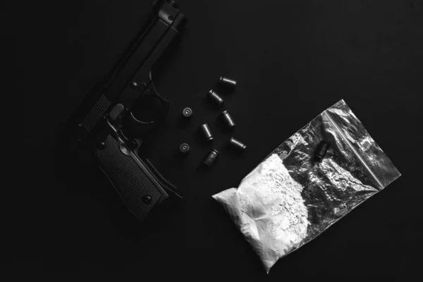 Wapen Met Kogels Tafel Criminele Problemen Drugs Het Pakje Illegale — Stockfoto