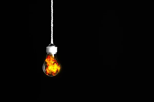Lampenbirne Hängt Seil Vereinzelt Auf Schwarzem Hintergrund Feuer Drinnen Neues — Stockfoto