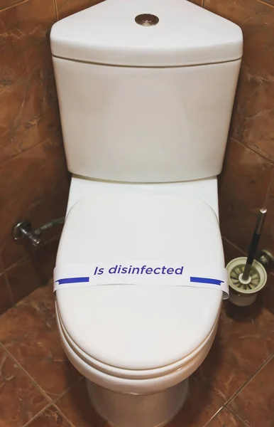 Tazón Inodoro Blanco Con Signo Desinfectado Baño Hotel — Foto de Stock