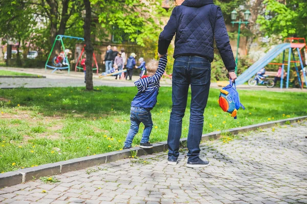 Πατέρας Περπατά Γιο Του Στην Παιδική Χαρά — Φωτογραφία Αρχείου