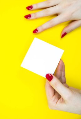 Yapılacaklar Listesi Yapılacaklar Listesi etiketi kadının elinde. Sarı arkaplandaki hatırlatma kağıdını kapat. Uzayı kopyala Minimalizm, orijinal ve yaratıcı fotoğraf.