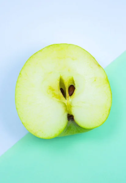 Закройте Фотографию Green Apple Fruit Белом Зеленом Фоне Минимализм Оригинальность — стоковое фото
