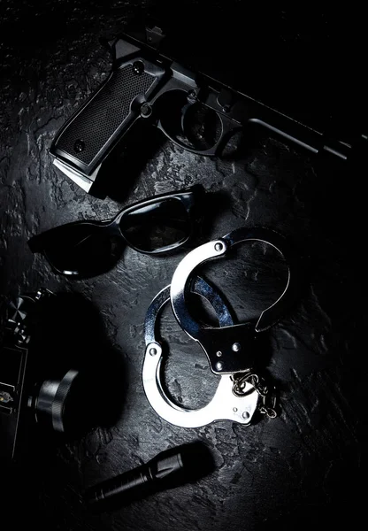 Zwart Pistool Zaklamp Bril Camera Police Metal Echte Handboeien Liggen — Stockfoto