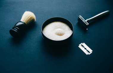 Tıraş fırçası, jilet ve bıçak masanın üstünde. Tarz sahibi adamlar. Hediye fikri. Berber dükkanları..