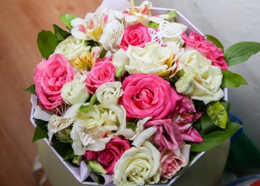 Güzel bir buket renkli çiçek evde duruyor..