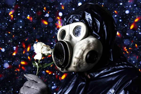 Uomo Con Maschera Antigas Che Tiene Fiore Influenza Delle Radiazioni — Foto Stock