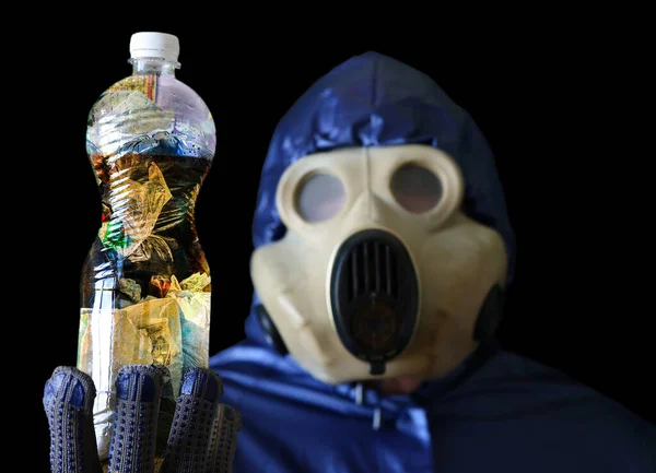 Homem Máscara Gás Segurando Garrafa Plástico Com Água Suja Poluição — Fotografia de Stock