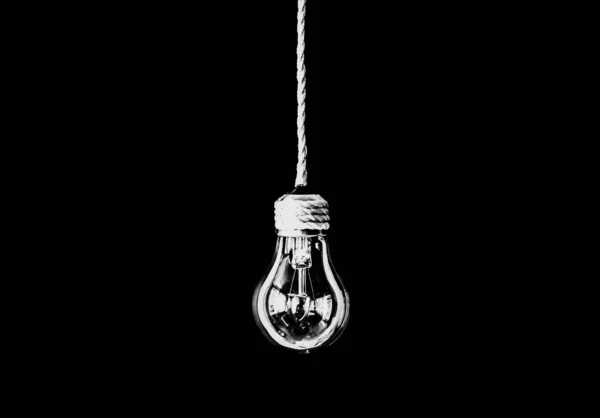 ロープには電球がかかっています 新しいアイデアのコンセプト 黒の背景に隔離された — ストック写真