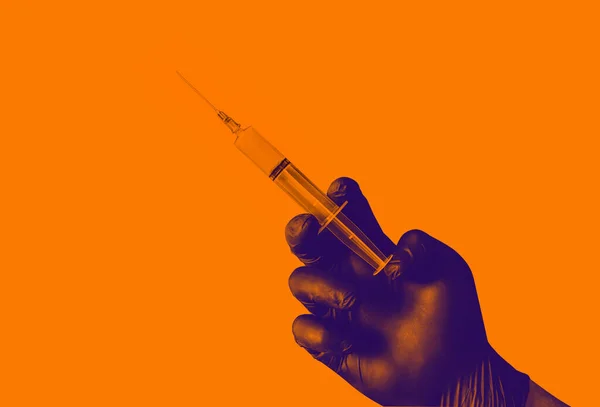 Man Houdt Een Injectie Vast Medische Behandeling Van Een Lage — Stockfoto