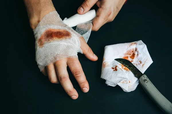 Человек Накладывает Повязку Рану Кровотечение Глубокий Порез Ножом — стоковое фото