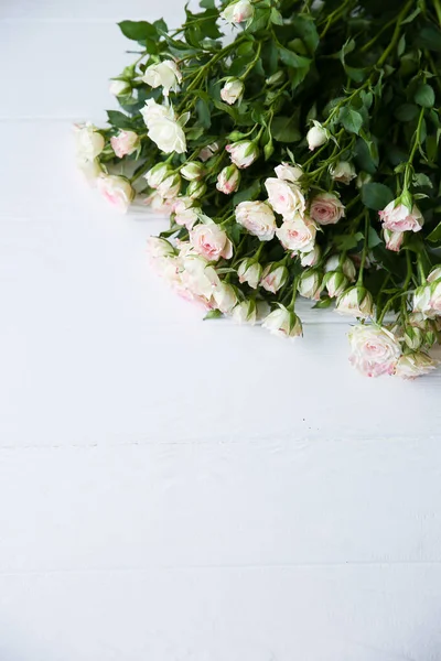 배경에 아름다운 꽃들이 어머니의 여성의 광고나 승진을 — 스톡 사진