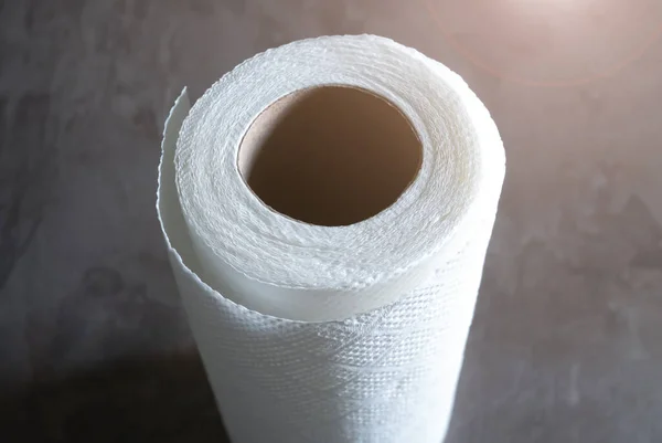 Białe Rolki Ręczników Kuchennych Serwetki Stole — Zdjęcie stockowe