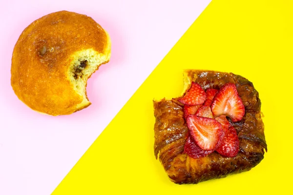 Кусатый Торт Пончик Вкусные Сладости Соблазн Десерты Розовом Желтом Фоне — стоковое фото