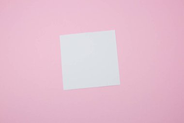 Liste Yapılacaklar Listesi etiketi boş. Pembe arka plandaki not kağıdını kapat. Uzayı kopyala Minimalizm, orijinal ve yaratıcı fotoğraf.