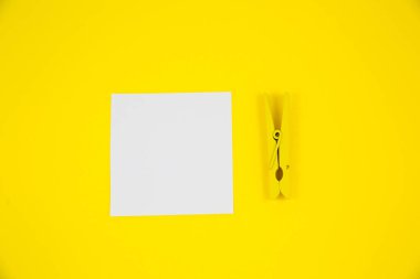 Sarı ahşap mandallı Yapılacaklar Listesi çıkartması. Sarı arkaplandaki hatırlatma kağıdını kapat. Uzayı kopyala Minimalizm, orijinal ve yaratıcı fotoğraf.