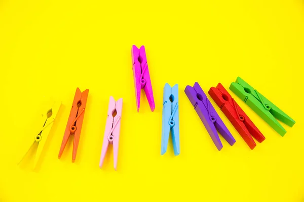 Pinzas Madera Coloridas Sobre Fondo Amarillo Cierra Copia Espacio Minimalismo —  Fotos de Stock