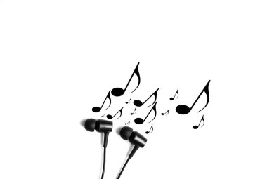 Üzerinde notlar olan kulaklıklar. Modern müzik konsepti. Ses teknolojisi.