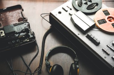 Dinleme için teyp kaydı. Saha telefonu ayarlandı. SSCB yakınlarda yatıyor. KGB casus konuşmaları.