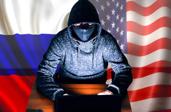 Kapüşonlu Adam Kişisel Verileri Hackliyor Bilgi Güvenliği Rus Amerikan Bayrakları — Stok fotoğraf